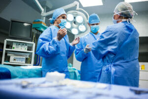 surgeons-interacting-with-each-other-operation-room